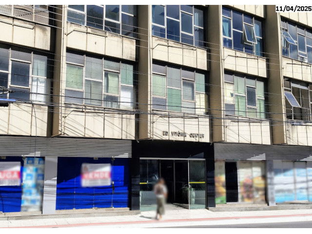 Salão nº 801 com 370,94m² no 8º andar, fechado e sem uso
