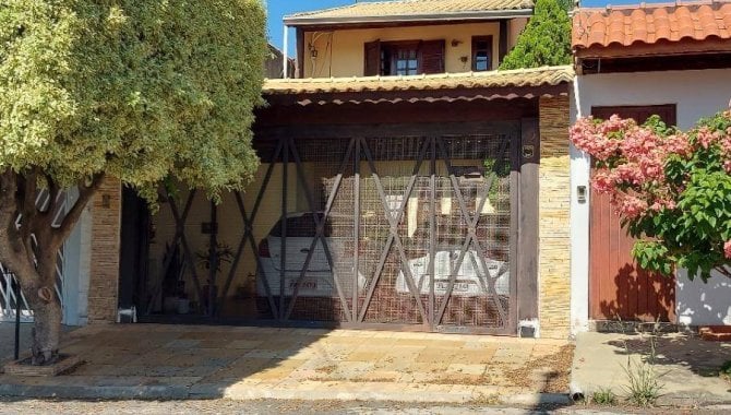 Casa com 6 quartos, 2 banheiros e 1 vaga de garagem
