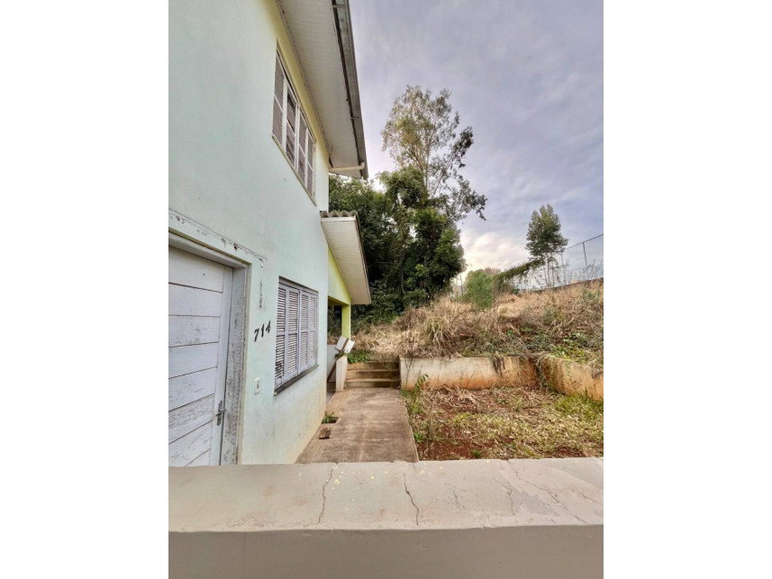 Casa desocupada com 95 m² construídos em terreno de 400 m²