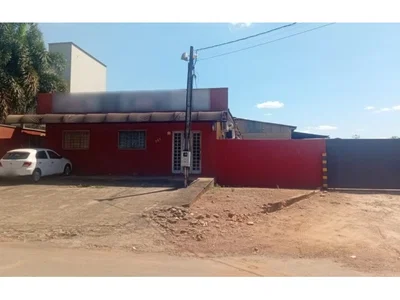 Casa e barracão em terreno de 1.000 m² com 2 banheiros
