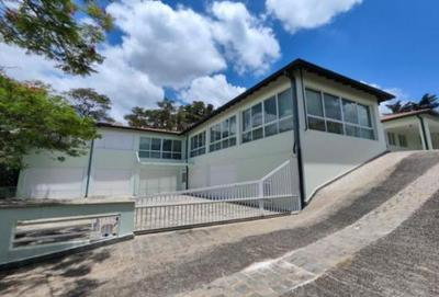 Chácara de alto padrão com 5 suítes e área total de 5.381 m²