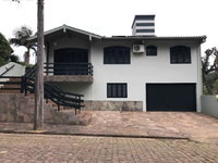 Casa com 3 dormitórios, 2 banheiros e 1 vaga em Cristo Rei