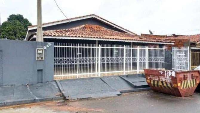 Casa desocupada com 3 quartos, 1 banheiro e 1 vaga de garagem