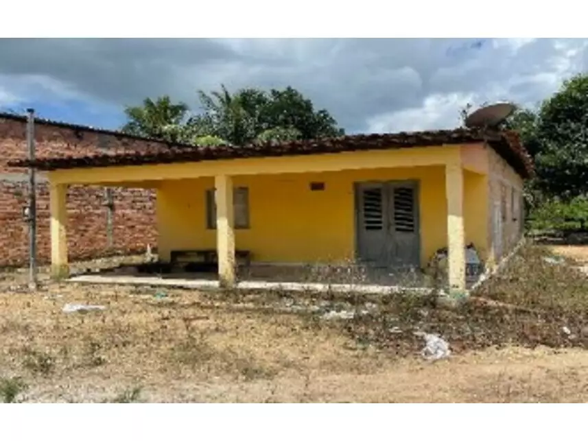 Casa com 289,38m² de terreno e 106,06m² construída, ocupada