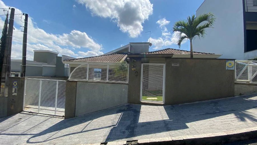 Casa com 3 quartos, 2 banheiros e 1 vaga de garagem