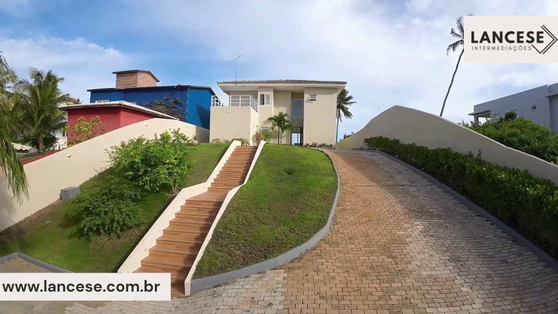 Casa residencial com 2 pavimentos, 3 suítes e piscina em condomínio de alto padrão