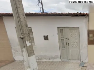 Casa com 2 quartos e quintal murado