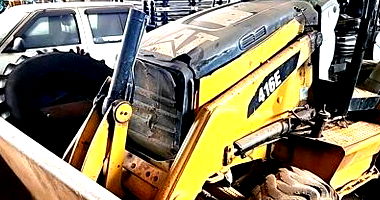 Retroescavadeira Caterpillar 416 E Ano 2013 com Avarias