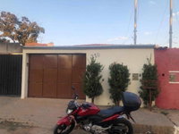 Casa padrão com 2 quartos, 1 banheiro, 1 sala, ocupada
