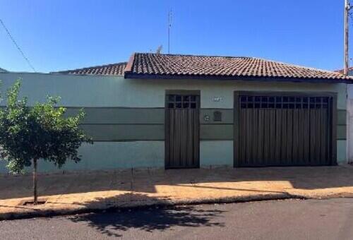 Casa com 3 quartos, 3 banheiros e 1 vaga de garagem, ocupada