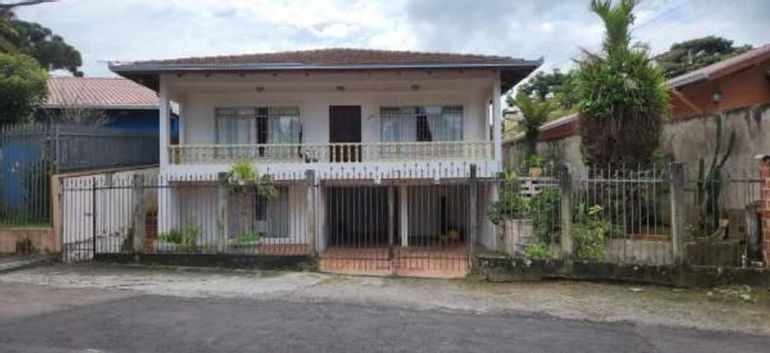Casa com 3 quartos, 228m² construída, ocupada, em Santa Felicidade