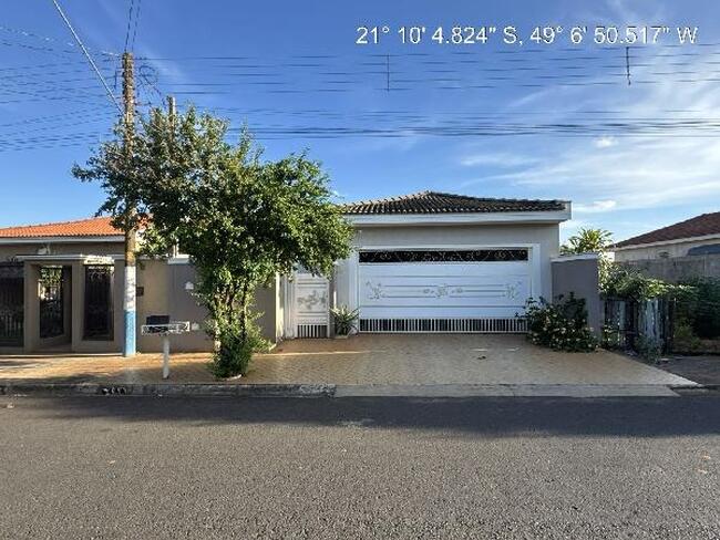 Casa com 3 quartos e 3 banheiros, 192,8 m² construída, desocupada