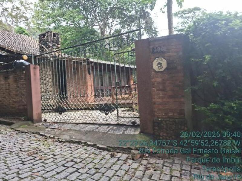 Casa com 3 quartos, 3 banheiros, 218m² de área construída, em Teresópolis