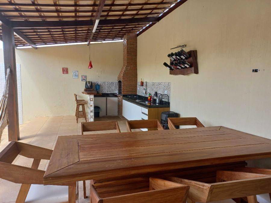 Casa com 3 quartos, 2 banheiros e 205m² construída, ocupada