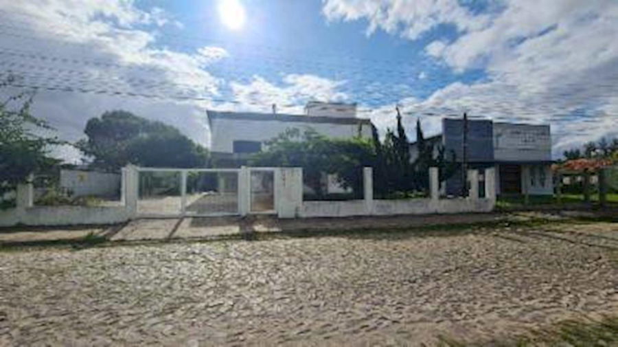 Casa padrão com 224,52m² construída em terreno de 720m², ocupada