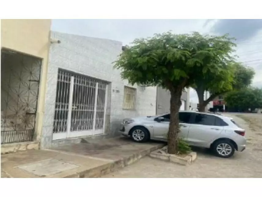 Casa em Leilão com 3 Quartos e 2 Banheiros em Independência/CE