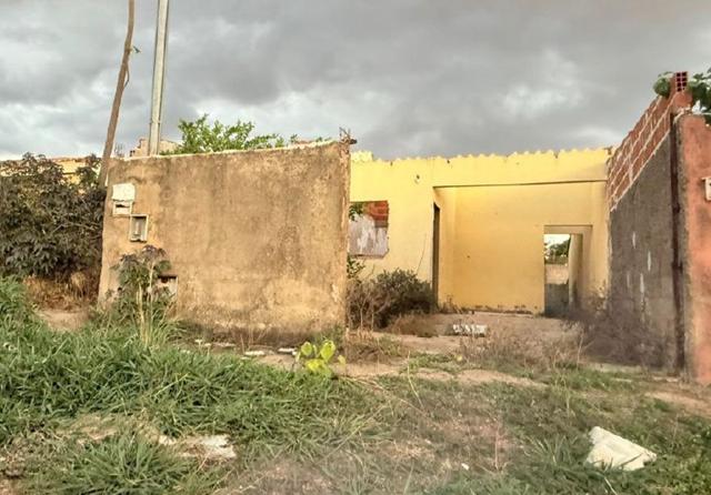 Casa residencial com 3 quartos, 2 banheiros e 1 vaga de garagem