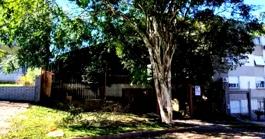 Terreno com 390,47m2 e Chalé em Porto Alegre - Desocupado