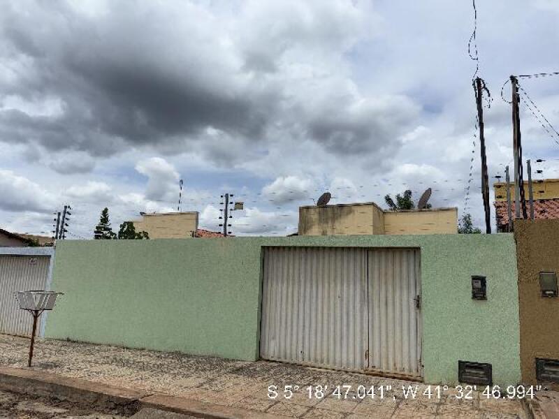 Casa com 2 quartos, 70,25 m², terreno de 300 m²