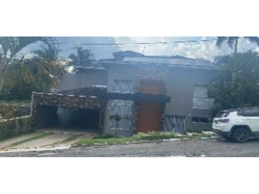 Casa ocupada com 703,84 m² construída