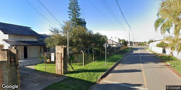 Prédio de madeira com terreno amplo em São Tomás