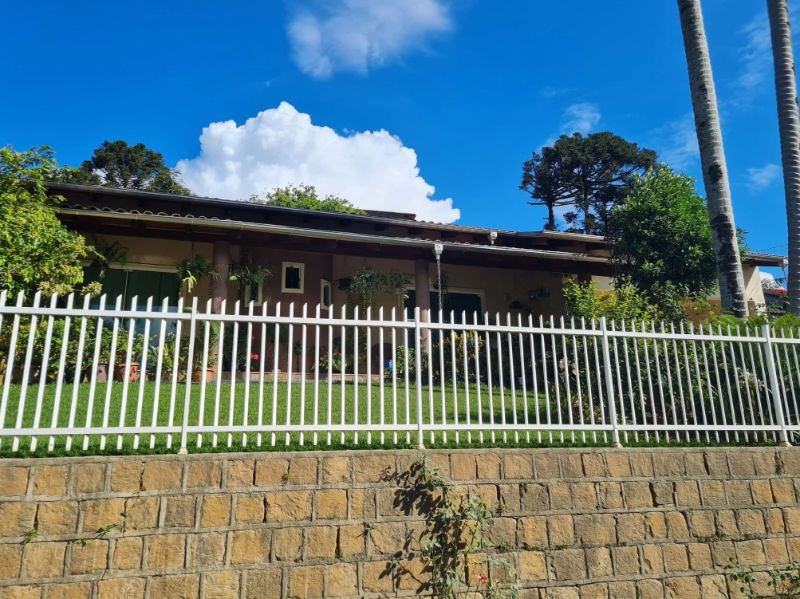 Casa com 1 pavimento e 179,8m² em terreno de 476,83m²