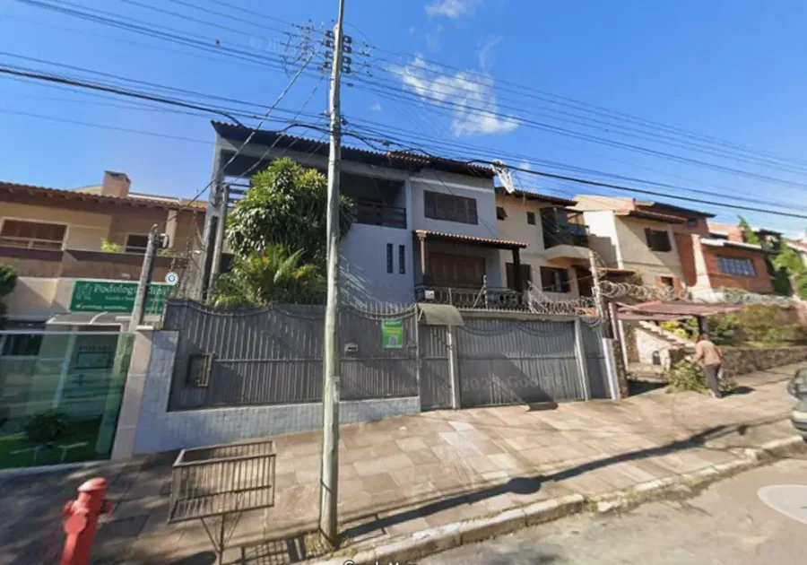 Prédio de alvenaria com dois pavimentos, 482,60m², 4 quartos, 2 banheiros