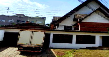 Residência ampla com 4 quartos, 881m² construída, desocupada