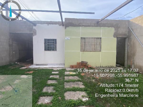 Casa com 2 quartos, banheiro, área construída 41,39 m², desocupada