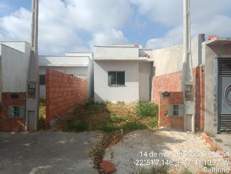 Casa com 2 quartos, 1 banheiro e vaga