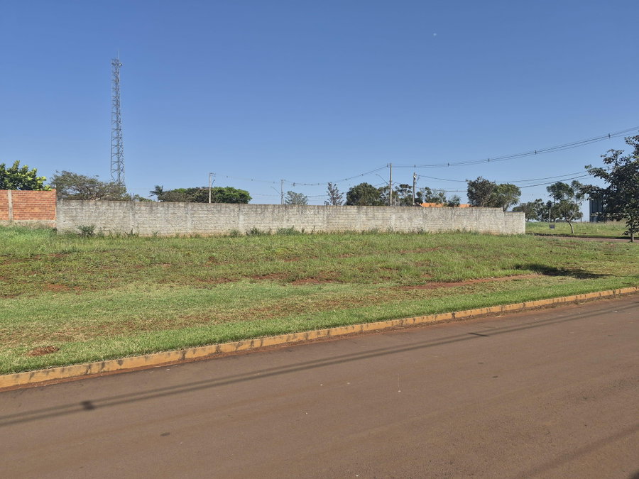 Terreno de esquina com 360 m² e topografia plana