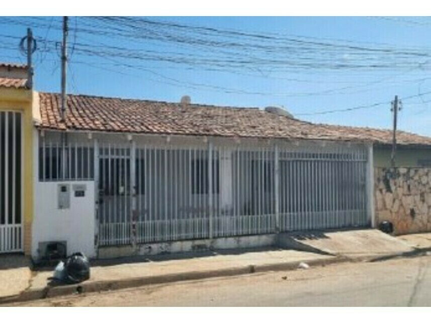 Casa com 3 quartos, 200m² de terreno, ocupada