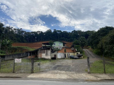 50% de Imóvel em Joinville - Casa de Alvenaria com 180m²