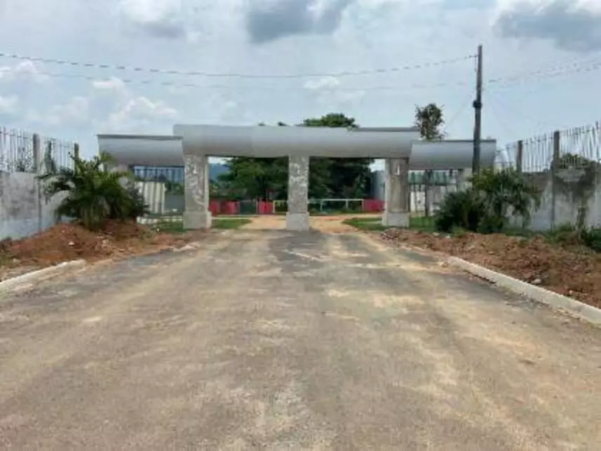 Casa em Condomínio com 588m² de Terreno e 316m² Construídos
