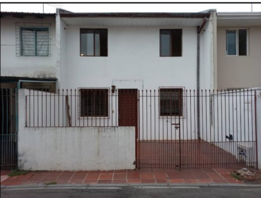 Casa geminada com 2 pavimentos, 60m², 2 quartos, Xaxim