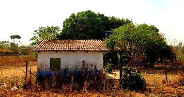 Terreno amplo de 1900m² com muro e postes, sem benfeitorias