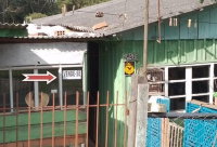 Terreno com casa de madeira, 400m², 1 quarto, 1 banheiro