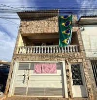 Casa ocupada com 138m², 3 quartos, suíte e garagem