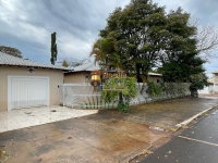 Casa residencial com 3 quartos, 2 banheiros e 2 vagas, 236m² construída