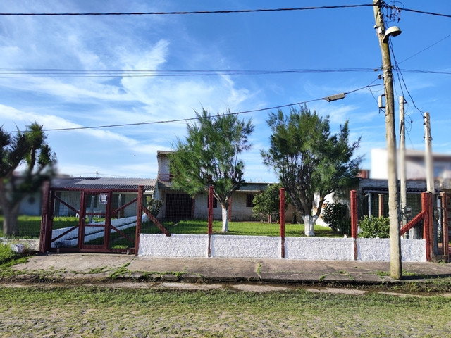 Casa com terreno de 300m² em Balneário Pinhal - Oportunidade única!
