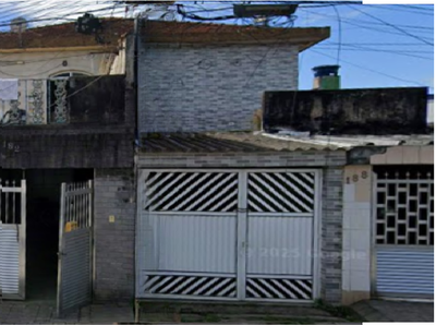 Casa Desocupada com 3 Quartos e 99m² no Parque São Vicente