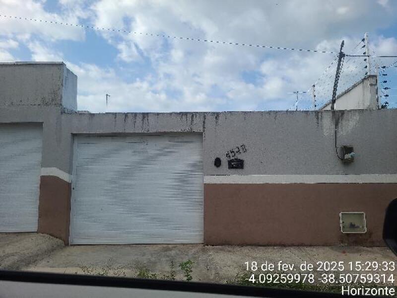 Casa com 2 quartos, 2 vagas e 70,14m² construída, desocupada