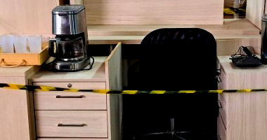 Lote de Materiais Diversos com Armário e Mesas de Escritório