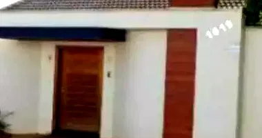 Prédio Comercial com 261,62m² em Leilão