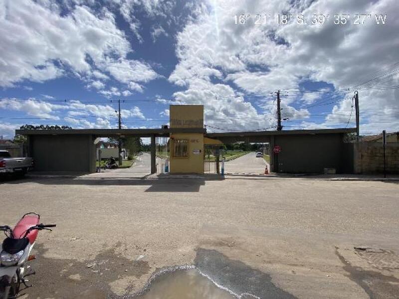 Casa com 2 Quartos e Varanda em Condomínio Residencial