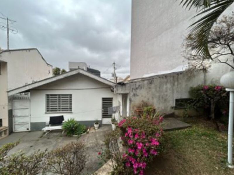 Casa com 278m², 3 quartos, 2 banheiros, desocupada