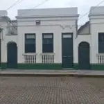 Prédio comercial com 3 aberturas de frente em Pelotas