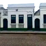 Prédio comercial com 3 aberturas de frente em Pelotas