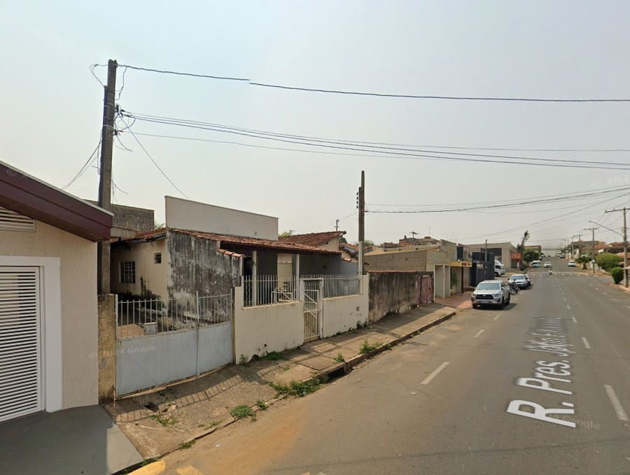 Casa com 3 quartos, 2 banheiros, 300m² terreno, 203m² construída