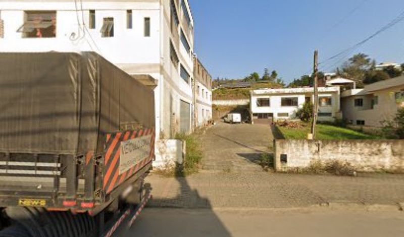 Casa de 2 pavimentos com 169,29m² em terreno de 324m², ocupada